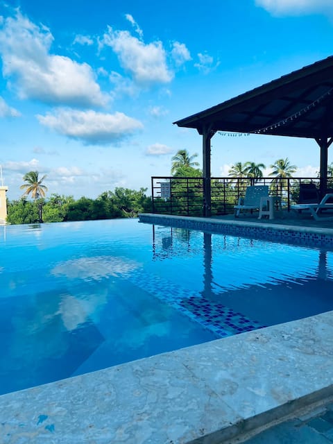 Casa Grandview king bed pool and ocean view!