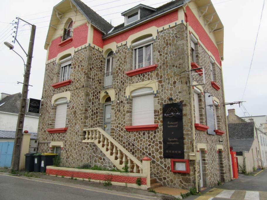 Vous occuperez les 2ème et 3ème étage (accès par escalier extérieur et intérieur)