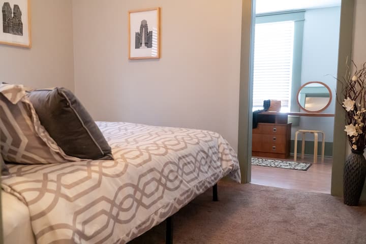 Bedroom 1 - Queen Bed