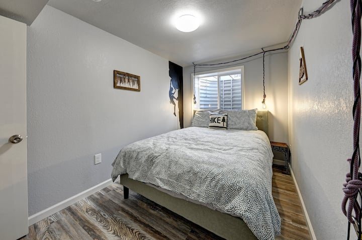 The Climbing Room (queen)