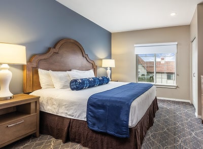 kitanda cha ukubwa wa kifalme katika chumba cha kulala