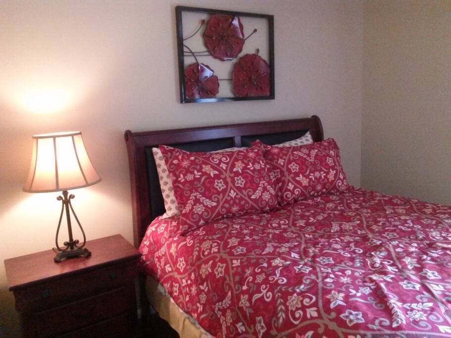 Downstairs bedroom, queen size bed