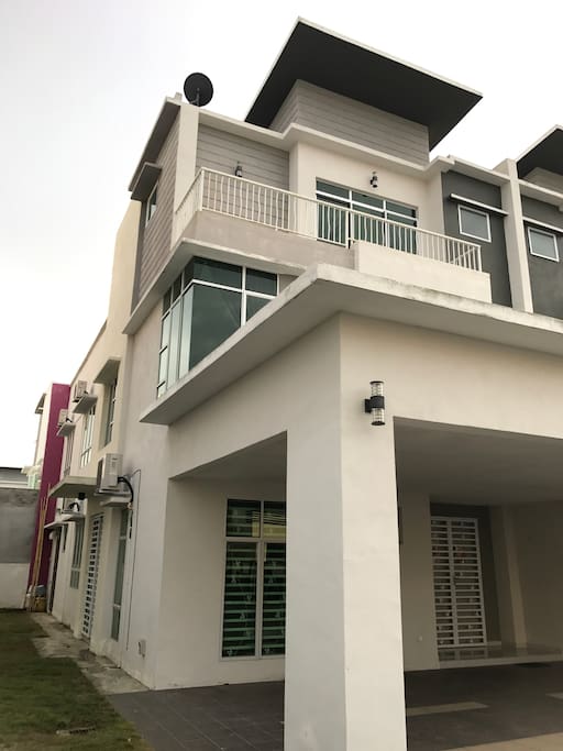 2 1/2 stories Semi-D home stay. Stay up to 11 ppl. High class and very nice and romantic. Fully furnished, gated and guarded, 24 hours under CCTV monitoring. Club house, swimming pool, gym, tennis and basketball court, play ground. Low density and peace location. Best facilities in Sitiawan and Manjung home stay.