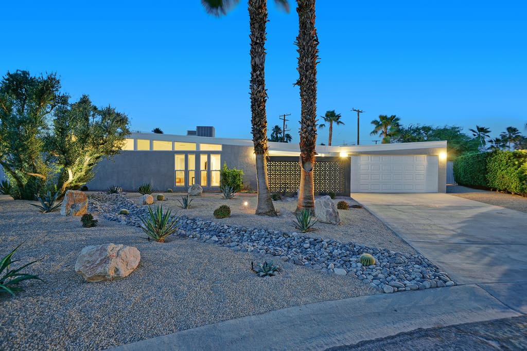 FRONT OF HOUSE DUSK - LUX LOUNGE - PALM SPRINGS VACATION RENTAL POOL HOME