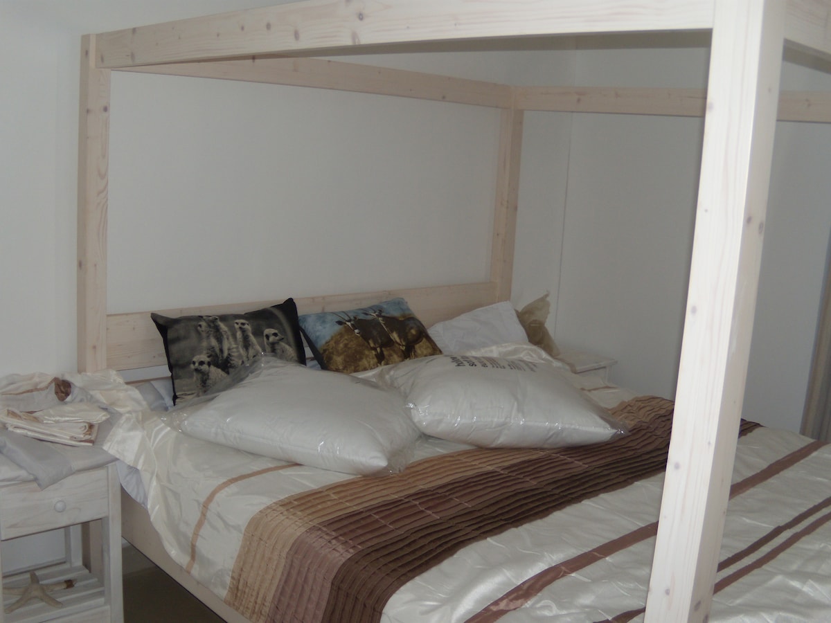 Das Doppelbett im Schlafzimmer -The double bed in the sleeping room 