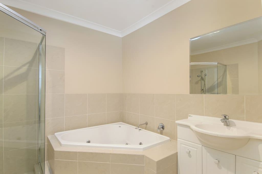 Main bathroom with spa