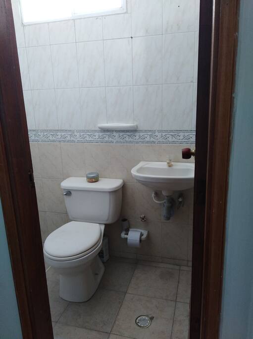 Baño interno en la habitación, compartido con mujer.
