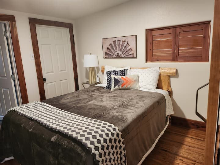 חדר שינה לאורחים עם חדר רחצה. 