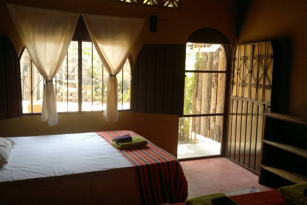 Habitación DCH, con una cama Queen Size y otra Matrimonial.