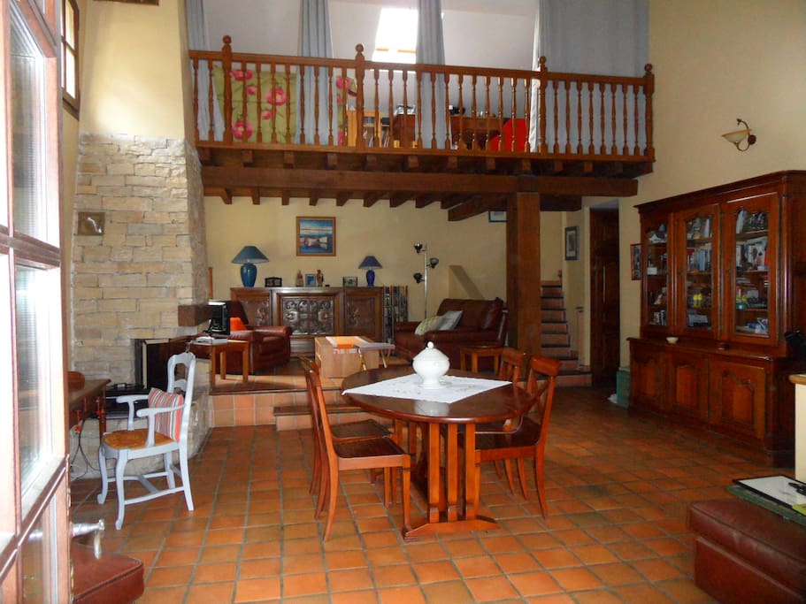 Salon, Salle à manger avec au premier étage la mezzanine