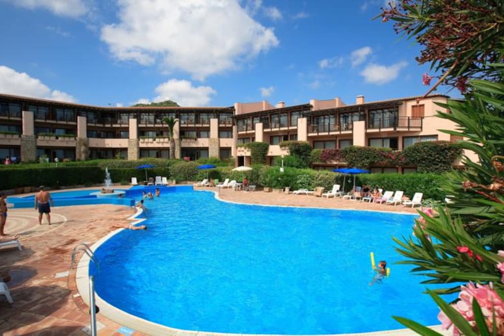 la piscina esterna dello Sporting Hotel Tanca Manna