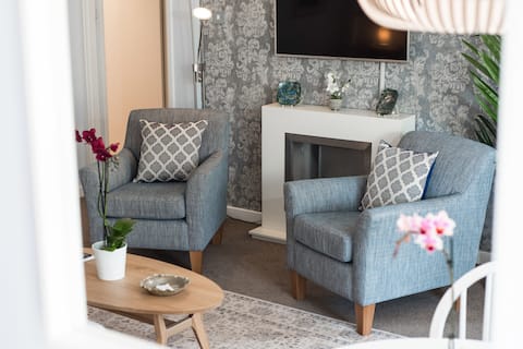 Top performing Airbnb: Cosy Retreat in Lovely Stockbridge with Balcony in Stockbridge & Inverleith
