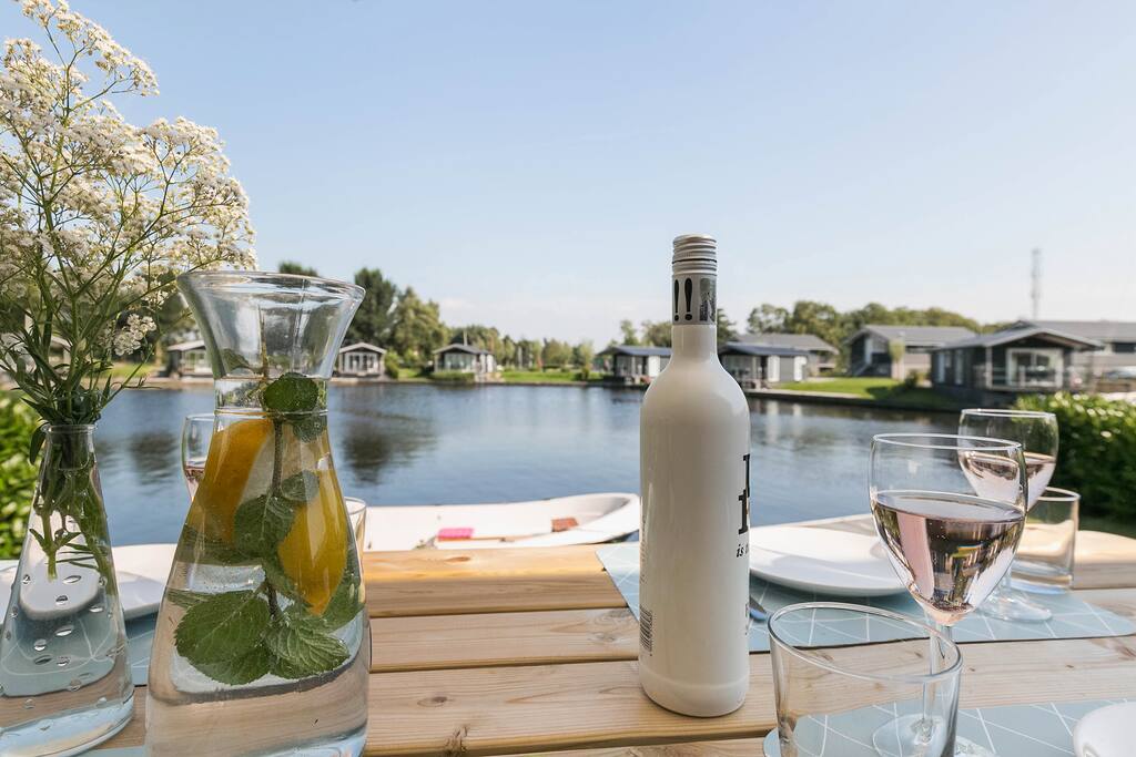 Met elkaar tafelen op het terras