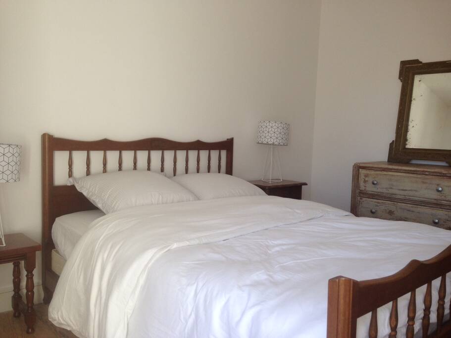 Une chambre un lit simple