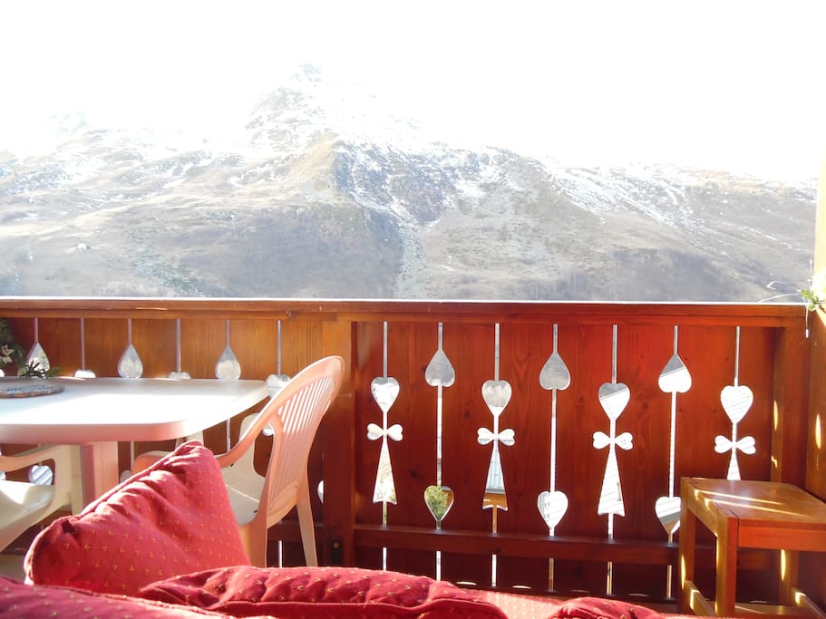 Le balcon avec canapé pour admirer la vue.