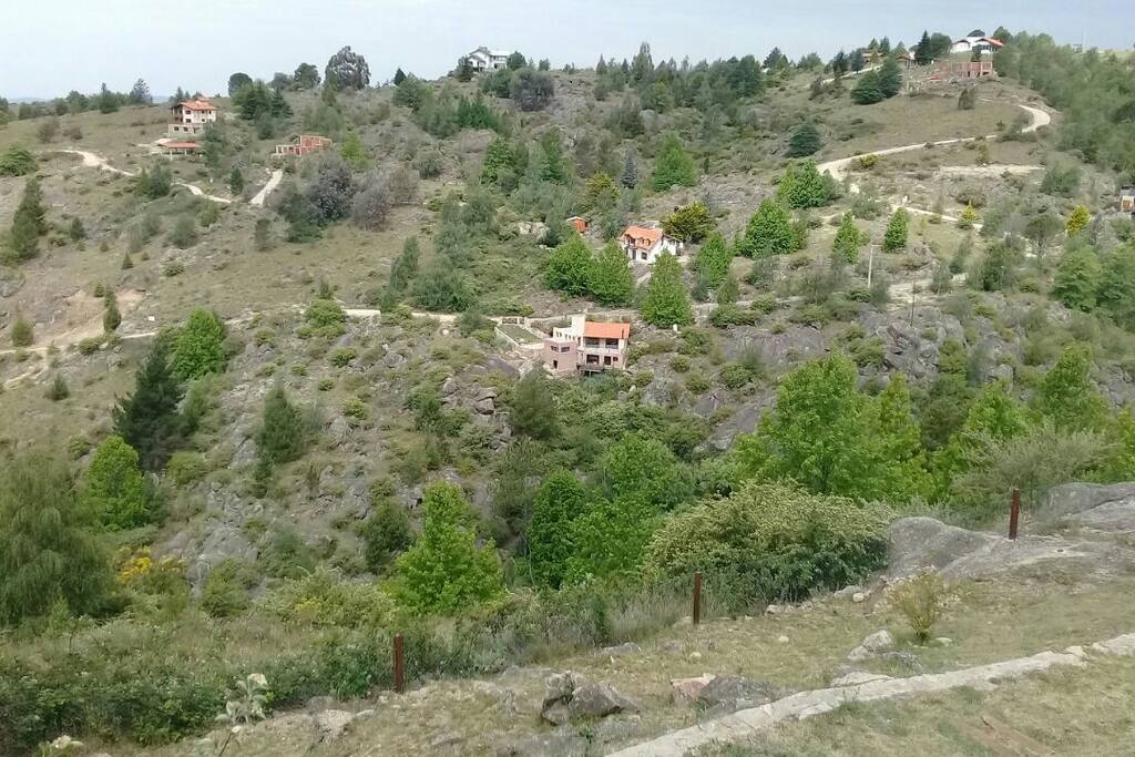 La casa en medio de la montaña y con sendero directo al arroyo en terreno propio: es un camino Aventura de unos 70 ms que se Deben seguir las piedras rojas!