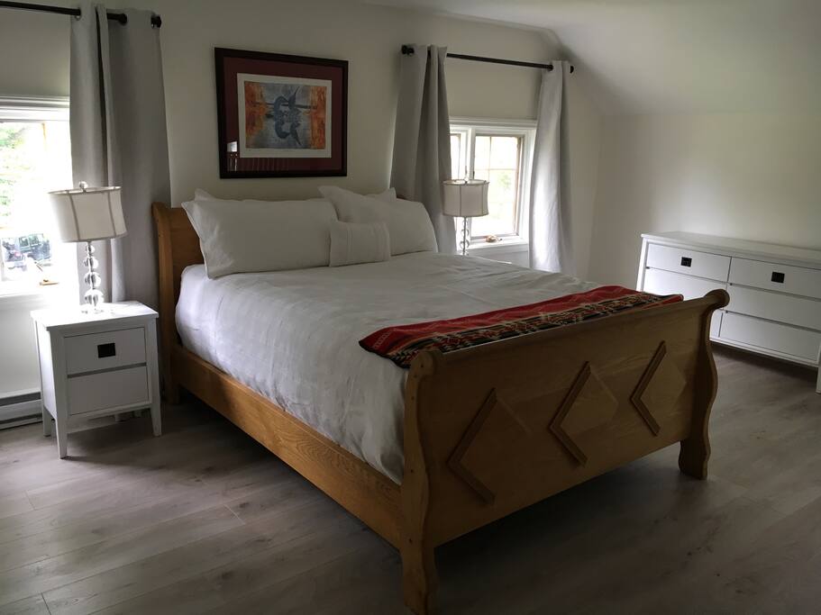 Master Bedroom - Queen bed