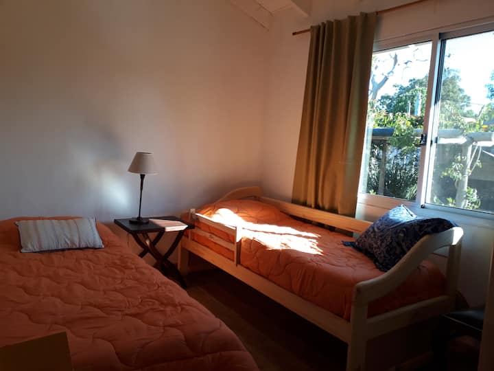 ห้องนอนพร้อมเตียงเดี่ยว 2 หลัง