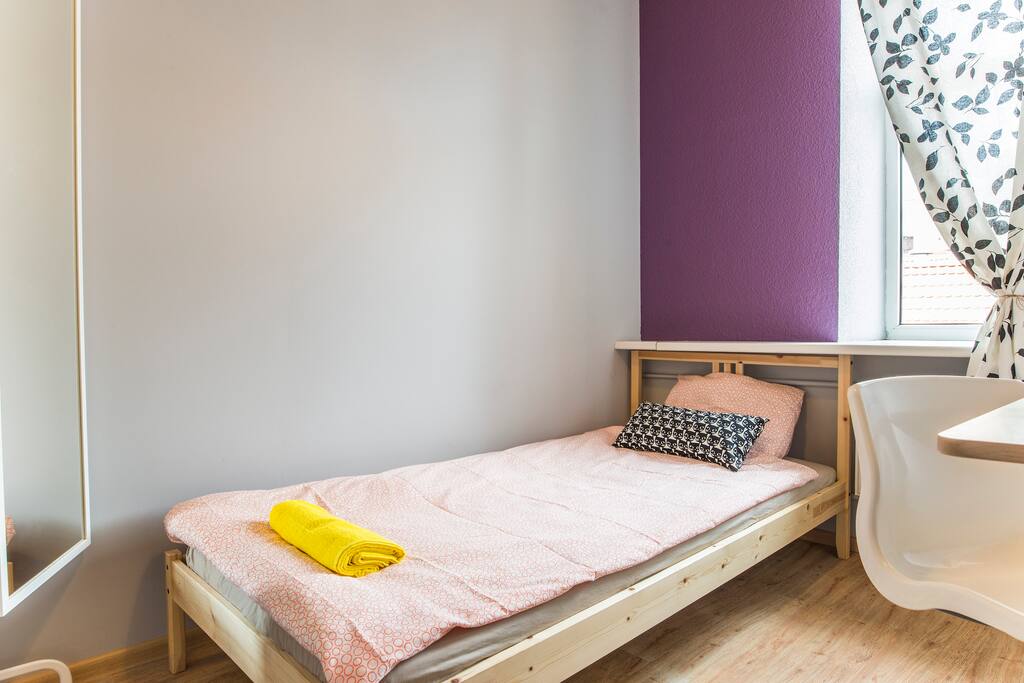 Bedroom for SOLO traveler - comfortable 90x200 bed