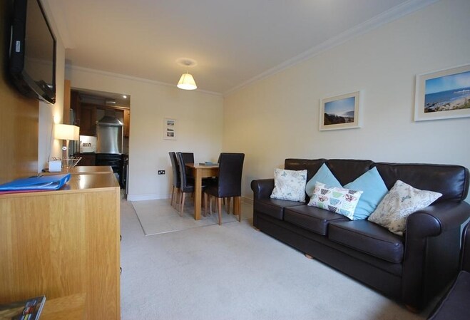 เลานจ์พร้อมพื้นที่รับประทานอาหารที่กำหนด