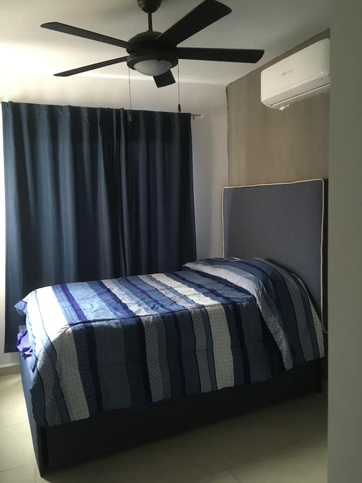 Главна спална соба со бања со тоалет, 2 двојни кревета (под кревет) 