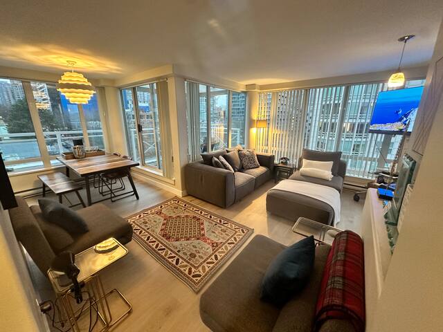 Penthouse w/ 3 Decks on Seawall with Water Views. gallery image 2