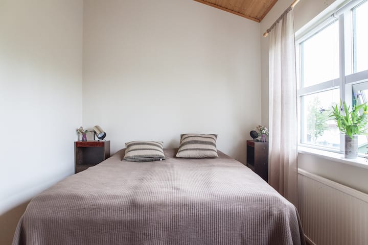 Втора спална соба на второ ниво. Двокреветна соба со квалитет на хотел и простор во плакарот. Спие 2