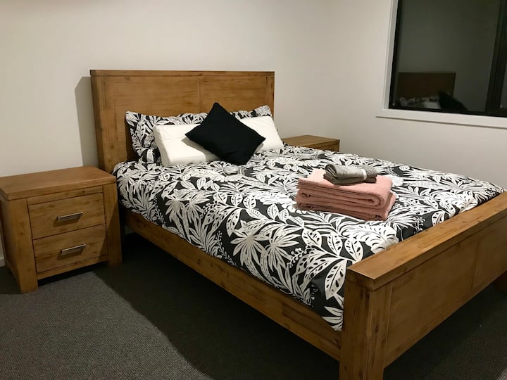 Segundo dormitorio con cama tamaño queen.
