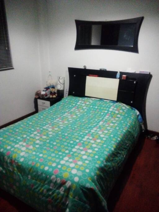 Arriendo linda habitación amoblada para una sola persona, en Chapinero central con baño privado. Disponible desde el 29 de Noviembre de 2018 hasta el 1ero de Febrero de 2019. Todos los servicios incluidos. Para compartir con una sóla persona. Central