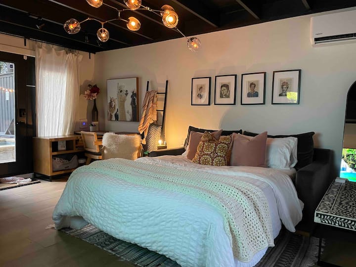 Luxusná rozkladacia pohovka na prízemí od Interior Define s pohodlným matracom Queen a posteľnou bielizňou!    Radi vám to vopred vynahradíme - dajte nám vedieť!