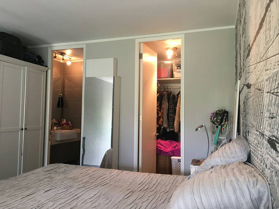 Mucho lugar para guardar doble closet