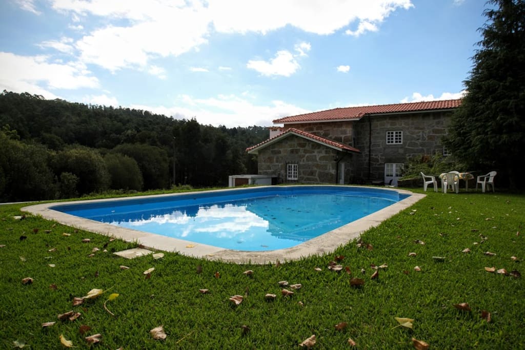 A piscina e jardim das traseiras