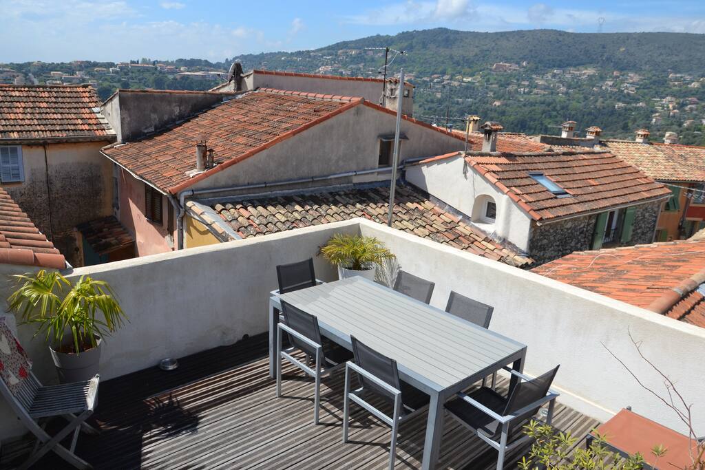 Terrasse avec table, transats, douche, maxi parasol