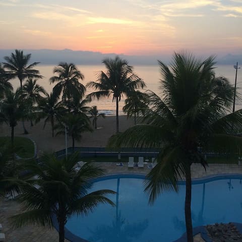 Apto completo com vista para o mar e pé na areia!