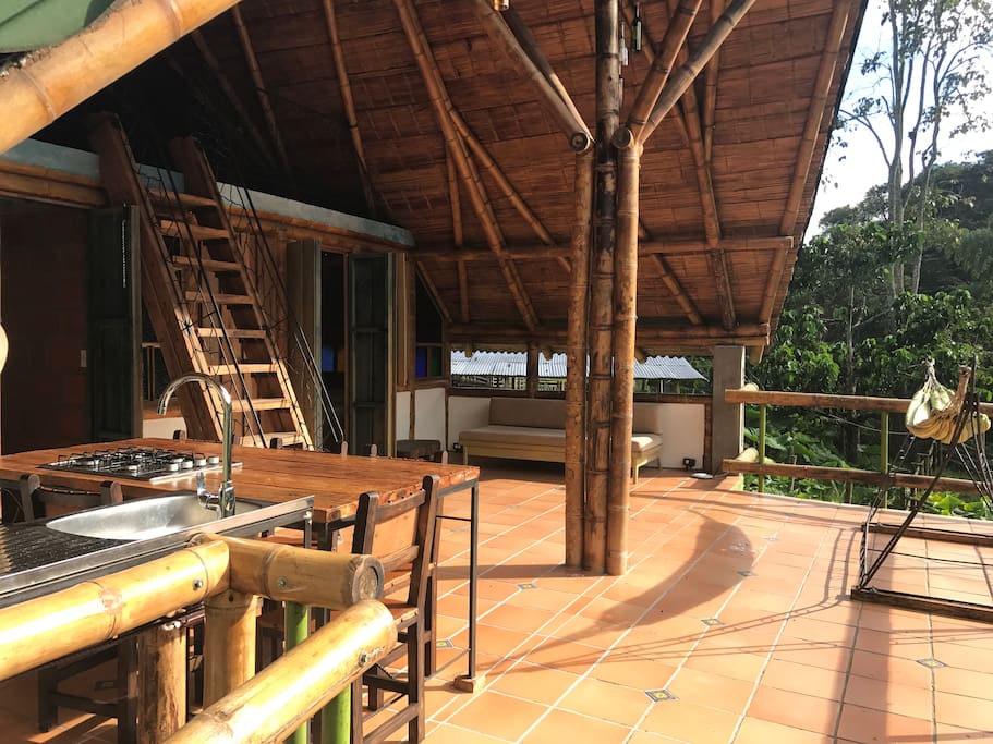 Lugar de estar en la cabaña, cocina, hamaca