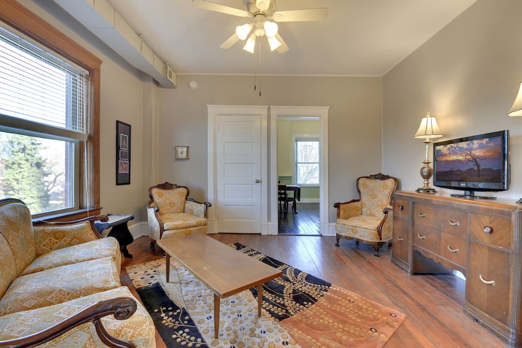 Living room with vintage furniture.