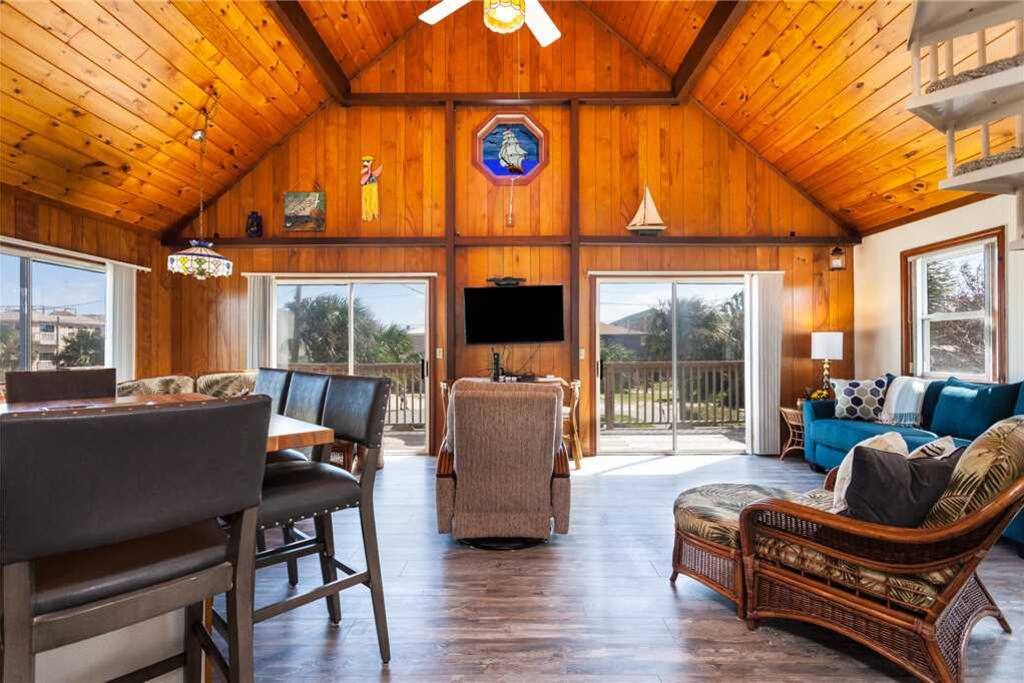 Living Area - From the large, elegant windows to the attractive furniture, you and your guests will love spending time together i