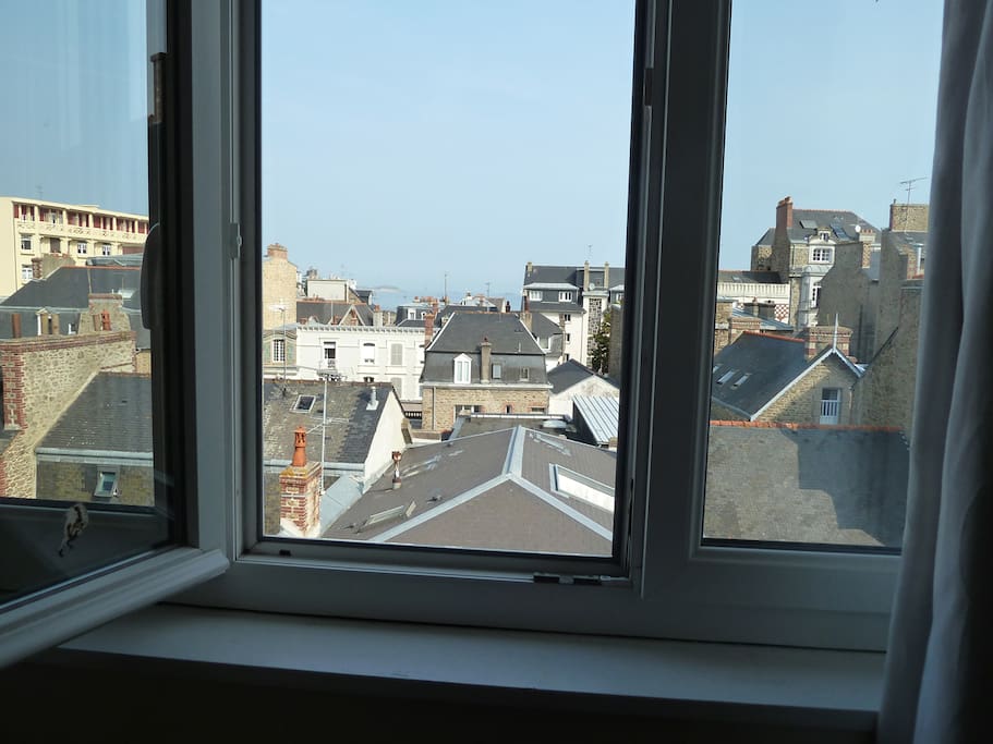 Vue de la chambre, la mer et l'île de Cézembre.