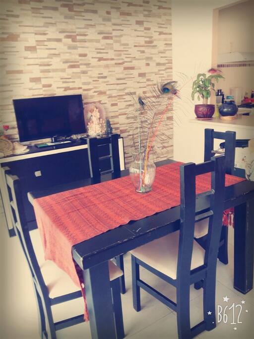 Comedor con vista a la cocina abierta.