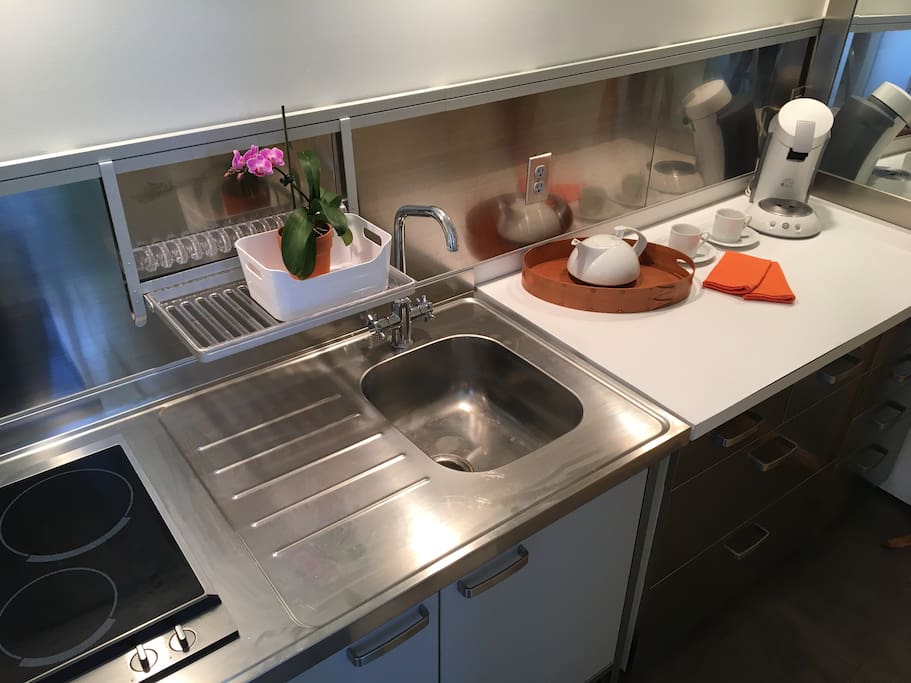 The Guest House has it’s own small kitchen
with cooktop, coffee maker and under counter refrigerator.