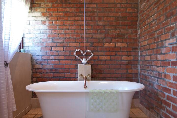 Luxury Apartment Close to World Famous Big Bay gallery image 5