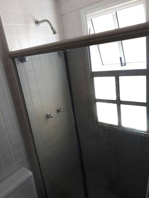 Chuveiro à gás e espaço para shampoo/condicionador/sabonete