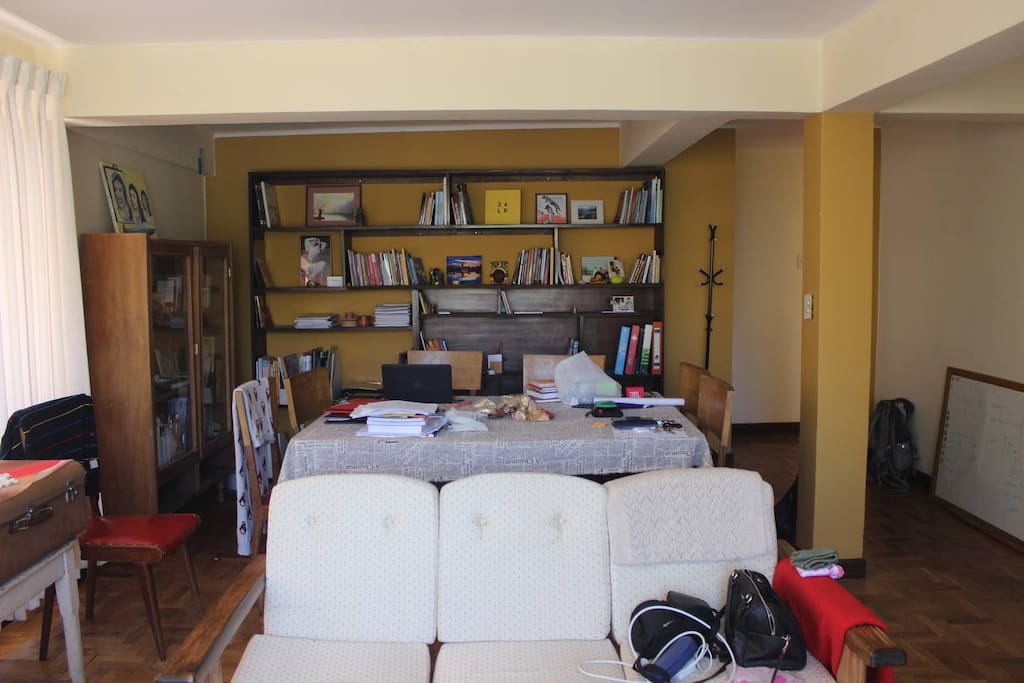 Sala de lectura y trabajo, cuenta con una amplia mesa y sillas para una multiplicidad de funciones.