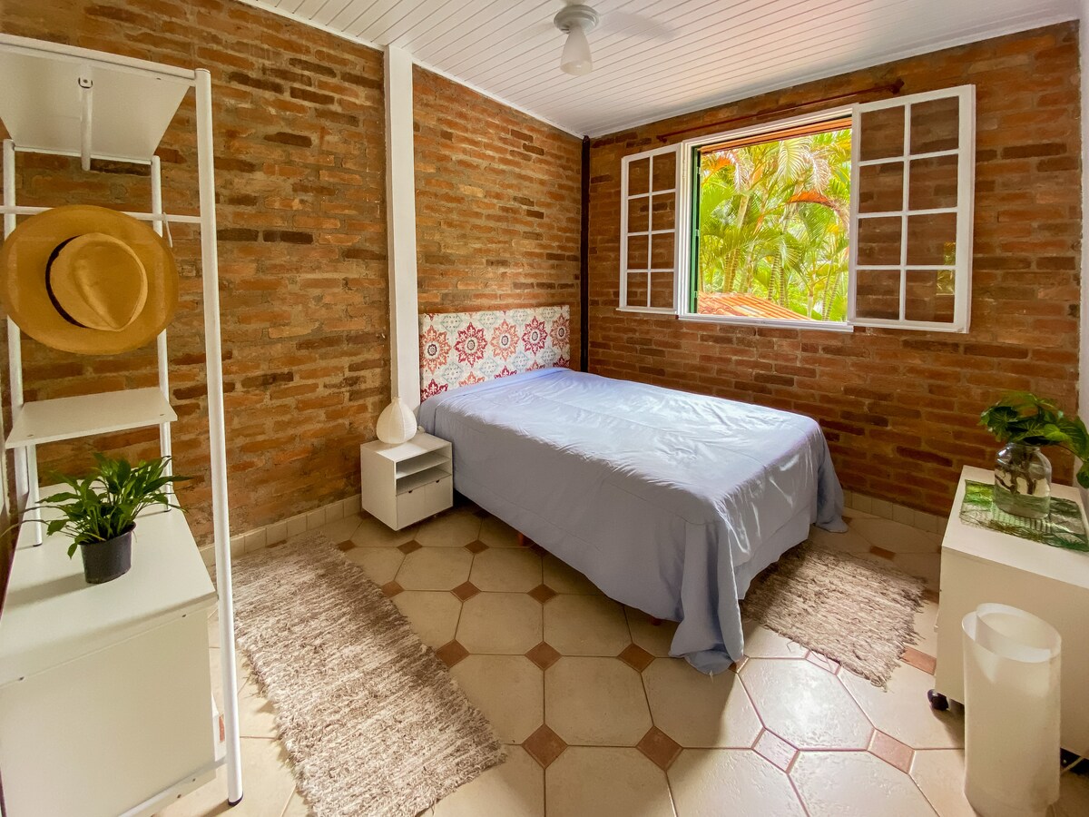 غرفة منخفضة