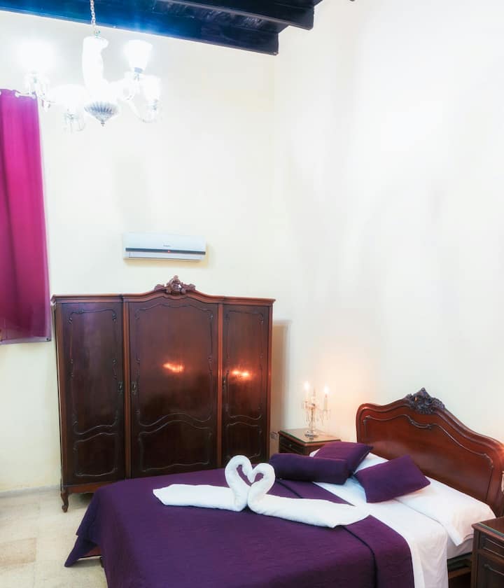 English-style room 5 with private bathroom, minibar, and safe deposit box