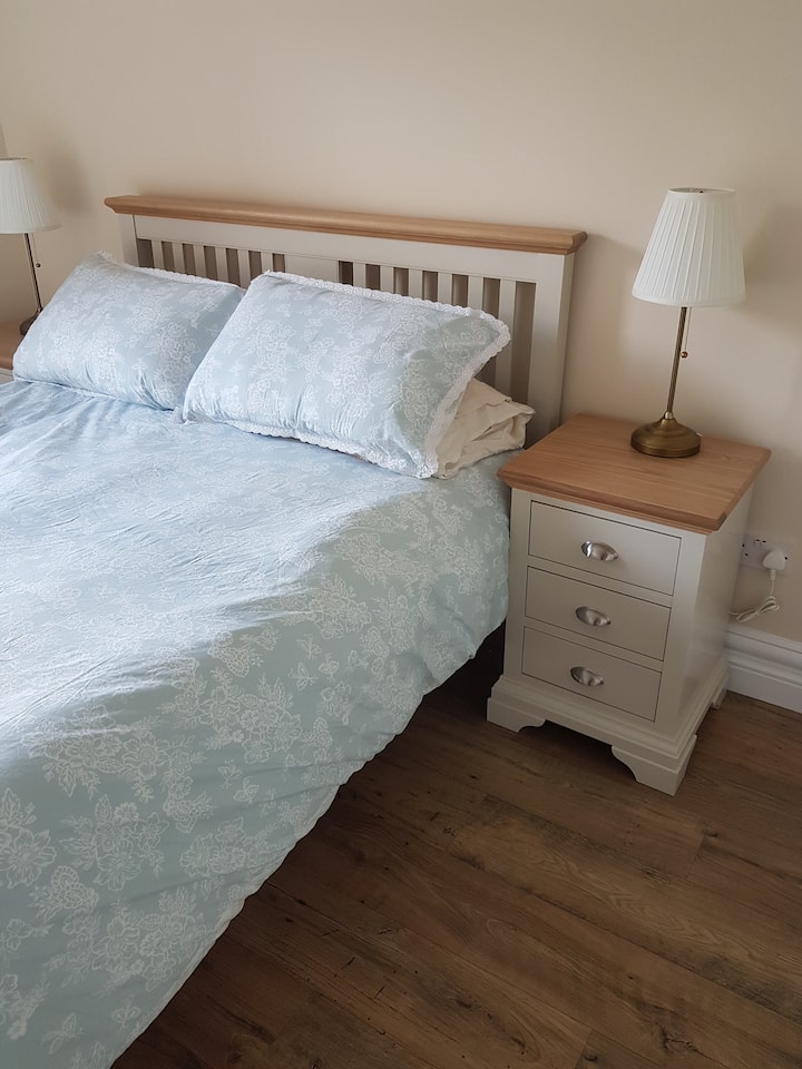 Habitación luminosa con una cómoda cama doble. 