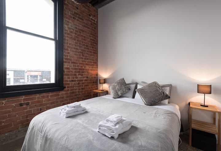 غرفة نوم 1 بسرير بمقاس كبير وخزانة ملابس مبنية