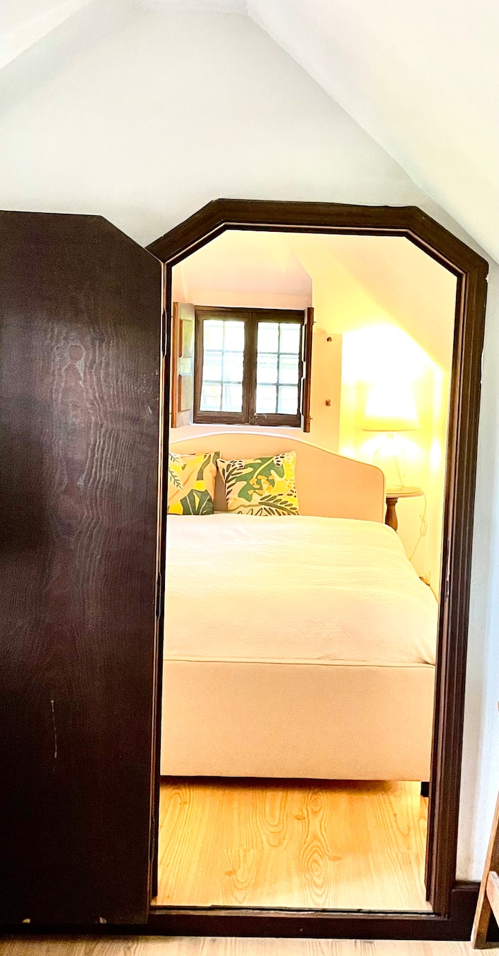 Ზემოთ მდებარე მყუდრო ოთახი