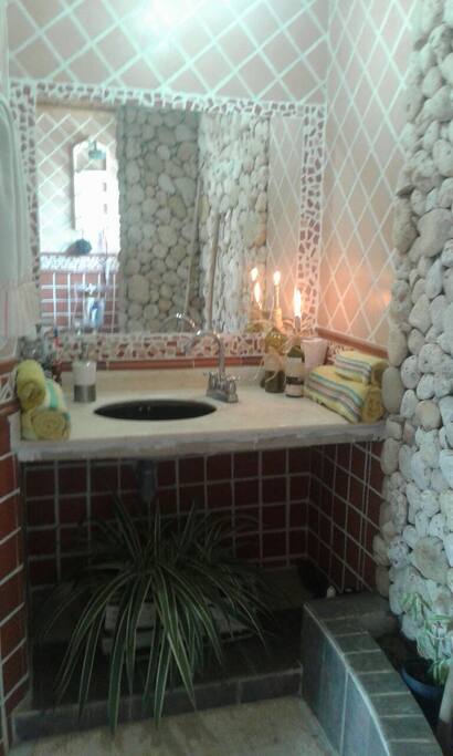 Baño privado dentro de la habitacion, comodo y con un estilo rustico y calido