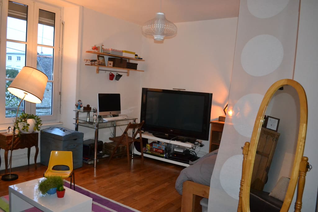 Salon avec grande télé, accès au bouquet orange